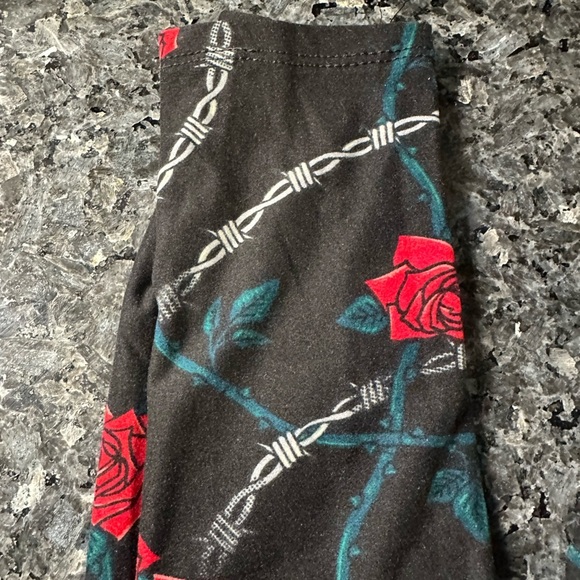 LuLaRoe Rock of Love Black w/ Red Rose & Barbed Wire Leggings One Size O/S OS - Picture 4 of 10